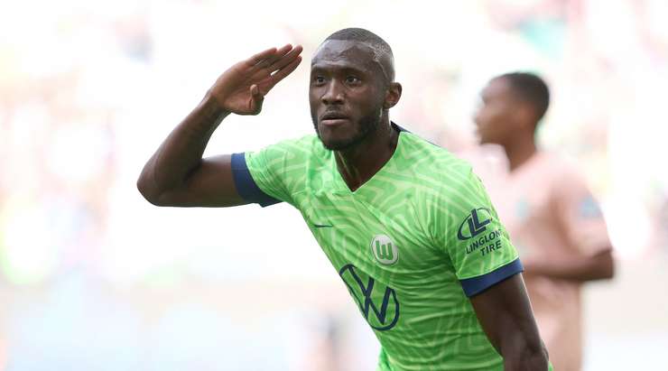 Bóng từ quả phạt góc được treo vào vòng cấm đến vị trí của Josuha Guilavogui (Wolfsburg) và cầu thủ này tung một cú sút hiểm hóc vào góc thấp bên trái khung thành, không cho thủ môn một cơ hội nào.