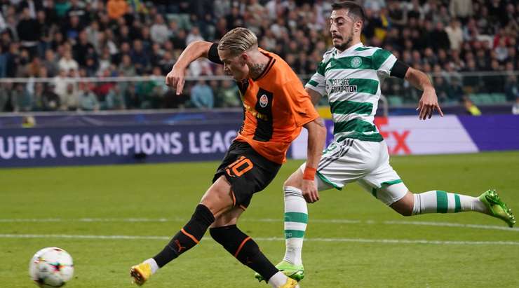Bóng đã nằm trong lưới sau một pha dứt điểm xuất sắc của Mykhailo Mudryk (Shakhtar)! Georgiy Sudakov chọc khe rất sắc sảo và kiến tạo cơ hội cho Mykhailo Mudryk (Shakhtar), người đã phản ứng rất nhanh để thoát xuống đối mặt với thủ môn và dứt điểm từ cự li gần vào ngay giữa khung thành. Tỉ số bây giờ là 1:1.