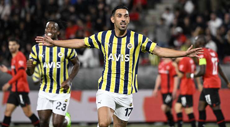 Màn ăn mừng của Fenerbahce không kéo dài được lâu vì trọng tài KHÔNG CÔNG NHẬN BÀN THẮNG. Hệ thống VAR cho thấy đã có lỗi việt vị!
