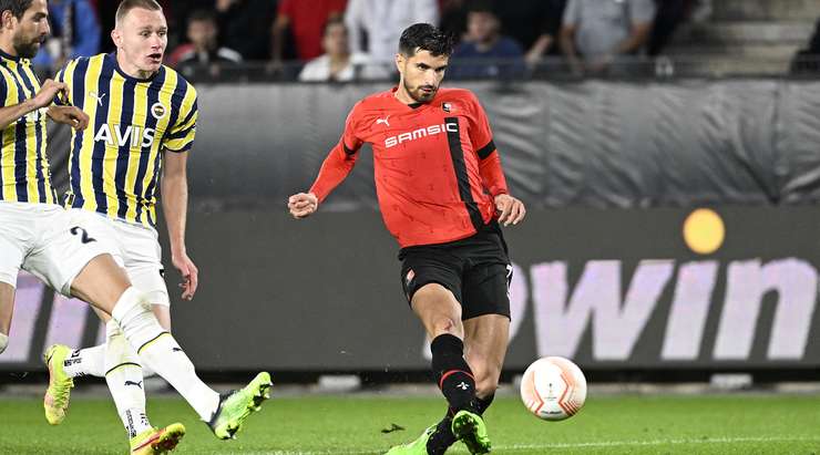 Lovro Majer thực hiện một đường chuyền vào trong vòng cấm. Martin Terrier (Rennes) đón bóng và nhanh chóng tung một cú sút vào góc thấp bên phải, đưa bóng đập cột dọc vào lưới! Thủ môn đã không thể làm được gì. Tỉ số là 1:0!