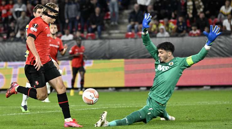 Nó đã đi vào lưới! Martin Terrier tung một đường chuyền đến Lovro Majer (Rennes), và anh ấy dễ dàng đưa bóng vào lưới trống. Tỉ số là 2:0.