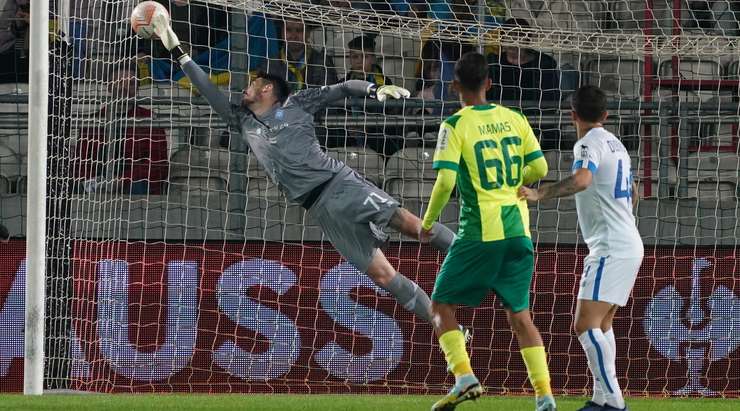 Từ một tình huống đá phạt, Adam Gyurcso (AEK Larnaca) sút bóng vượt qua hàng rào và ghim thẳng vào góc trên bên trái khung thành!
