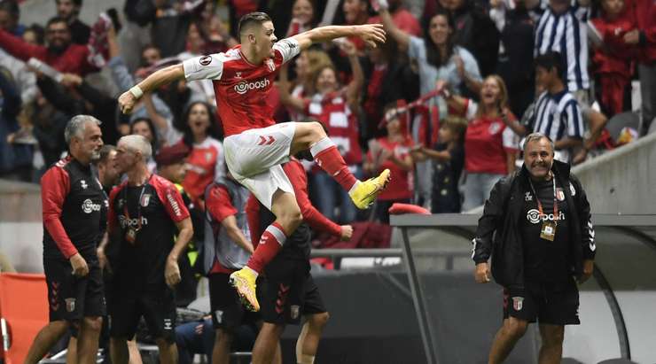 Vào! Vitinha (Braga) sút bóng bật ra vào góc trái phía trên sau khi bóng đến chỗ anh ấy trong vòng cấm. Tỉ số là 1:0.