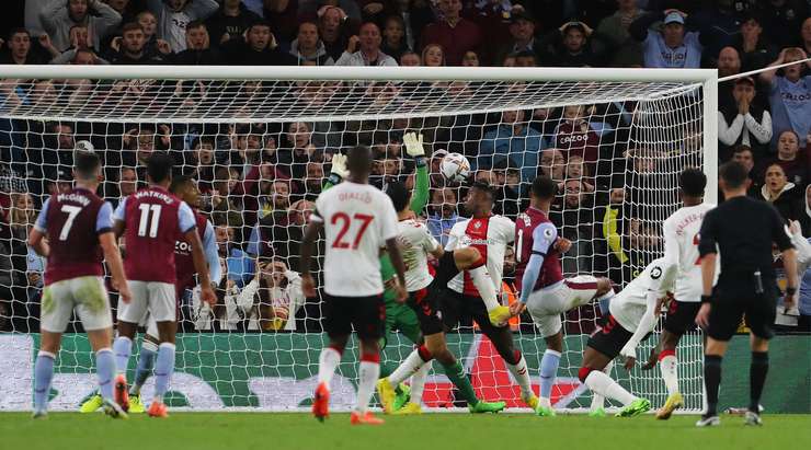 Thủ môn cản phá một cú sút trước đó và vô tình đưa bóng đến vị trí của Jacob Ramsey (Aston Villa). Cầu thủ này dắt bóng thêm một nhịp để có khoảng trống và tung một cú sút không thể cản phá, đưa bóng đi trúng xà ngang vào lưới. Một bàn thắng ấn tượng!