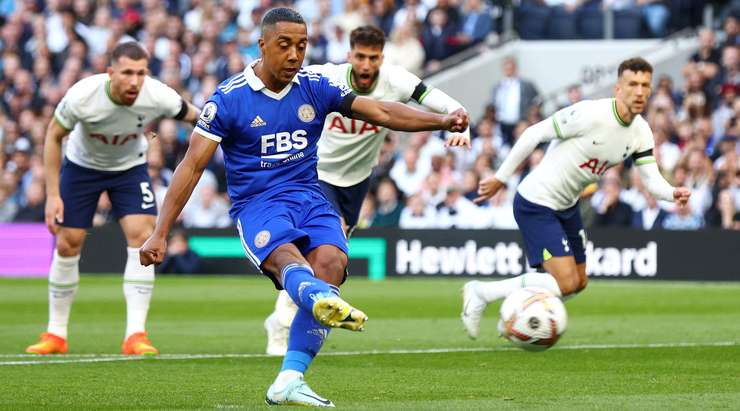 Youri Tielemans (Leicester) tự tin thực hiện quả phạt đền về phía bên trái khung thành.