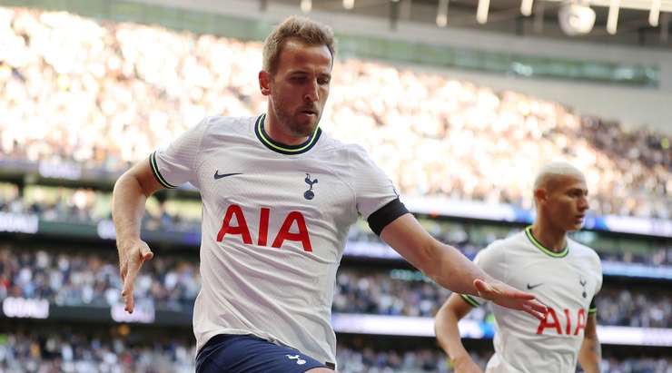 Nó đã đi vào lưới! Dejan Kulusevski chuyền bóng dọn cỗ cho Harry Kane (Tottenham), người có một pha dứt điểm dễ dàng với một cú đánh đầu vào lưới trống. Tỉ số là – 1:1.