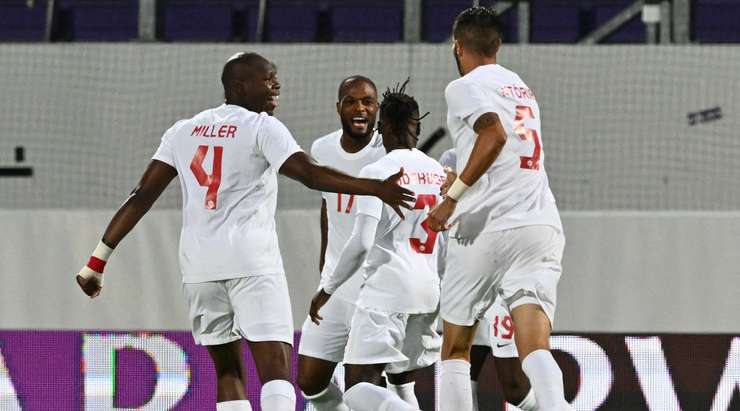 Cyle Larin (Canada) nhận một đường tạt bóng và ghi bàn bằng một cú đánh đầu chuẩn xác vào góc cao bên trái khung thành!