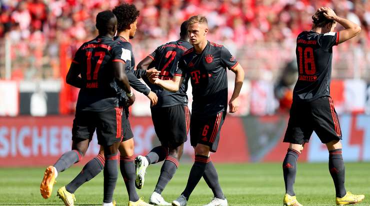 Joshua Kimmich (Bayern Munich) đón bóng trống trải và từ rìa vòng cấm tung một cú sút bị làm chệch hướng và vượt qua Frederik Ronnow không thể làm gì được. 1:1.