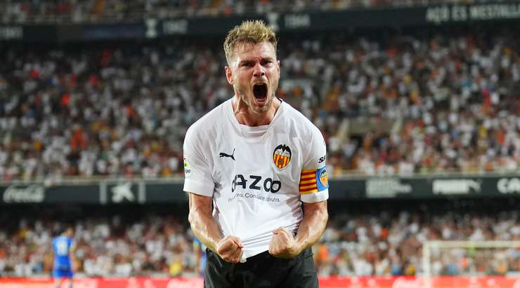 Toni Lato (Valencia) có một chút khoảng trống tại rìa vòng cấm và nã bóng hiểm hóc vào góc phải phía trên. Tuyệt vời!