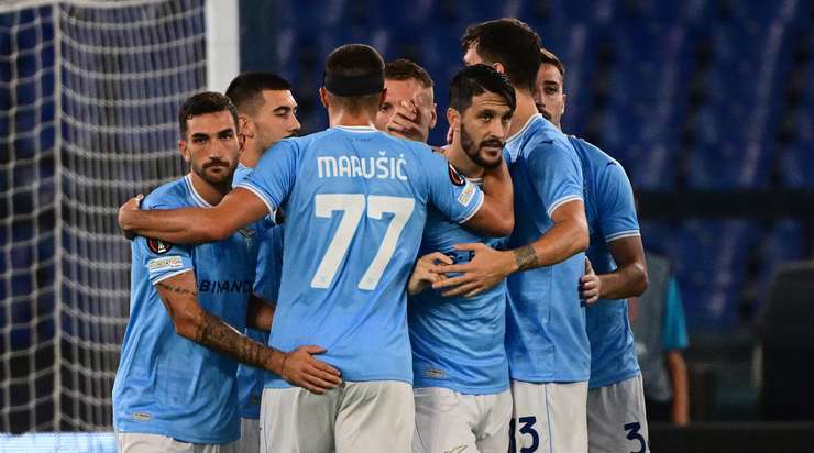 Vào! Matias Vecino thể hiện nhãn quan tuyệt vời của mình với đường chuyền sắc sảo cho Luis Alberto (Lazio), người đã rất bình tĩnh sút bóng gọn gàng vào sát mé trong cột dọc bên phải. Tỉ số là 1:0.