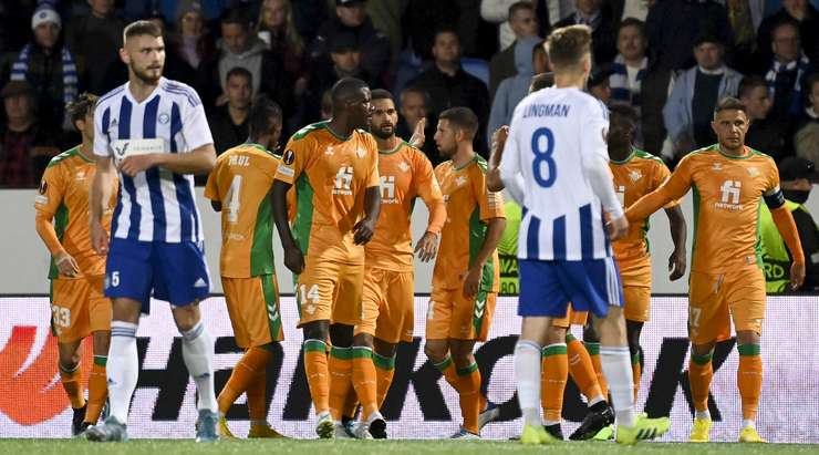 VÀO! Đó là một cú sút phạt đền hoàn hảo của Willian Jose (Betis) về phía bên phải khung thành, không có một chút cơ hội nào cho thủ môn Conor Hazard để cản phá!