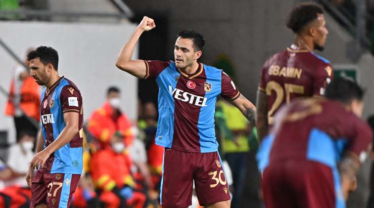 Maximiliano Gomez (Trabzonspor) nhận bóng trong vòng cấm, anh xoay trở rất nhanh nhẹn và dễ dàng sút tung lưới khung thành đối phương.