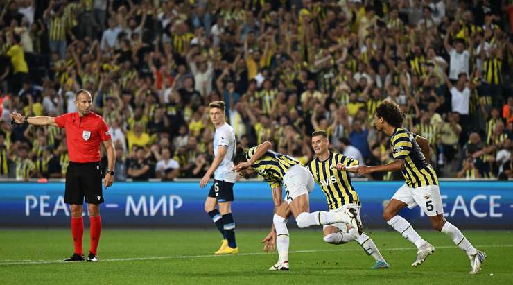 Diego Rossi nhận trách nhiệm đá phạt góc và chuyền bóng một cách hoàn hảo cho Gustavo Henrique (Fenerbahce), người đã nhảy cao nhất và bình tĩnh đánh đầu rất căng vào góc cao bên phải mành lưới. Tỉ số bây giờ là 1:0.