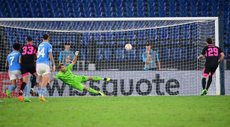 VÀO! Santiago Tomas Gimenez (Feyenoord) đã mạo hiểm thật sự khi sút phạt đền vào ngay giữa khung thành, tuy nhiên động tác của anh đã đánh lừa được thủ môn Ivan Provedel.