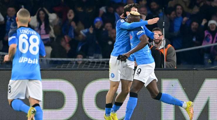 Khvicha Kvaratskhelia sút bóng rất đẹp, bóng chạm vào thủ môn bật ra và Victor Osimhen (Napoli) ngay lập tức có mặt để ghi bàn. Tỉ số là 1:0.