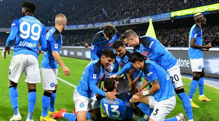 Bóng đã làm tung lưới! Khvicha Kvaratskhelia đưa bóng vào từ quả phạt góc, Amir Rrahmani (Napoli) tìm được khoảng trống cho mình tại rìa vòng cấm để tung một cú sút không thể ngăn chặn. Pha dứt điểm của anh ấy đi vào sát mép trong cột dọc bên phải và vượt quá tầm với của thủ môn. Tỉ số là 3:1.