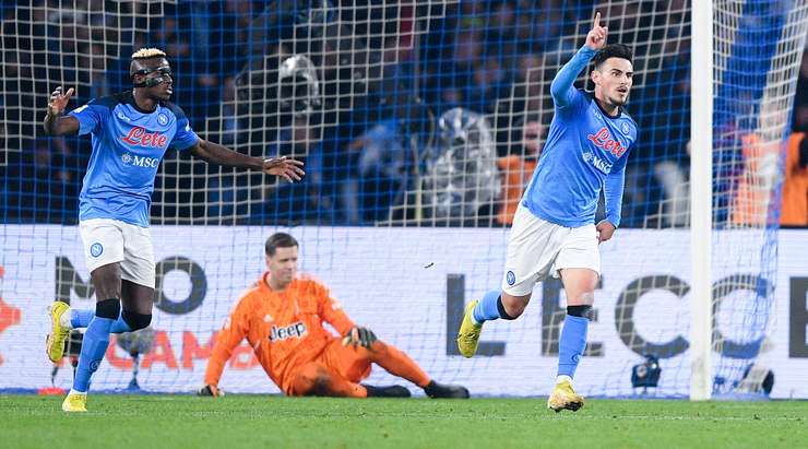 Vào! Giovanni Di Lorenzo chuyền bóng cho Eljif Elmas (Napoli) và cầu thủ này có một cú sút bị bị đổi hướng ngay trong vòng cấm, khiến thủ môn Wojciech Szczesny không thể làm gì được. 5:1.