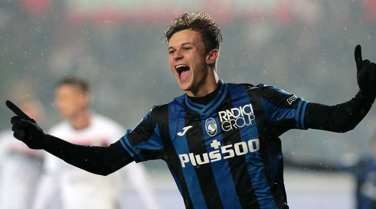 VÀO! Bóng được treo vào từ quả phạt góc và Giorgio Scalvini (Atalanta) chạy chỗ rất tốt để tung một cú đánh đầu hoàn hảo vào góc trái cầu môn. Tỉ số của trận đấu đã được nâng lên: 3:1.