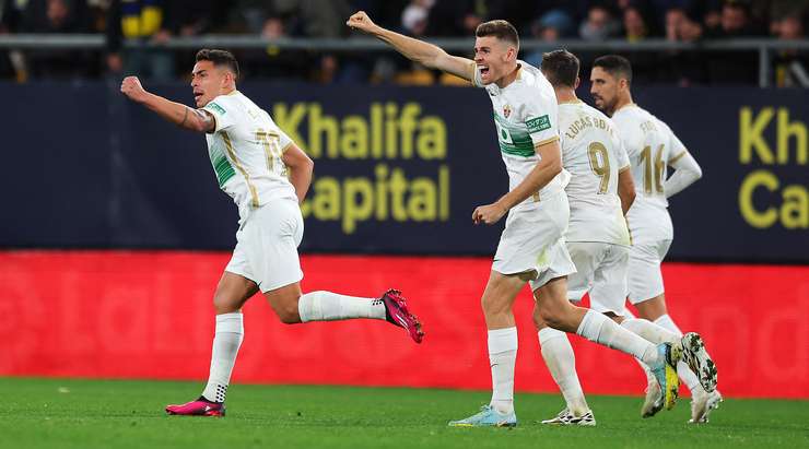 Nó đã đi vào lưới! Lautaro Blanco chuyền bóng dọn cỗ cho Ezequiel Ponce (Elche), người có một pha dứt điểm dễ dàng với một cú đánh đầu vào lưới trống. Tỉ số là – 1:1.
