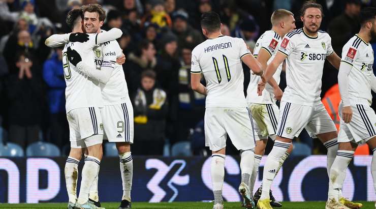 Vào! Sau khi nhận một đường chuyền tốt, Patrick Bamford (Leeds) tung một cú sút đi thẳng vào góc thấp bên trái khung thành. Một tình huống phối hợp đồng đội tuyệt vời!