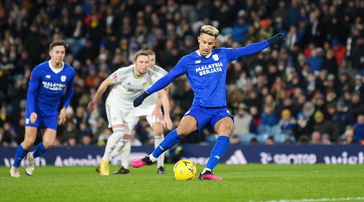 VÀO! Callum Robinson (Cardiff) đá phạt đền thành công với một cú sút chìm vào ngay giữa khung thành, bóng đi vào lưới sau khi khẽ chạm vào chân của thủ môn Illan Meslier.