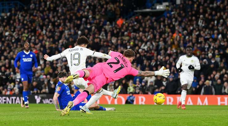 Rodrigo (Leeds) có một pha đi bóng độc diễn tuyệt vời và dứt điểm từ trong vòng cấm, đánh bại thủ môn Jak Alnwick với một cú sút vào góc trái phía dưới. Tỉ số bây giờ là: 2:0.