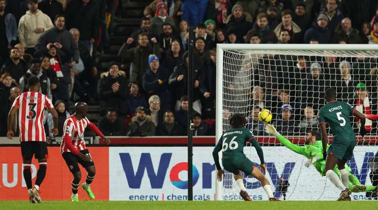 Đó là một bàn thắng! Tỉ số được nâng lên 2:0. Yoane Wissa (Brentford) nhảy lên cao nhất để đón quả tạt hoàn hảo từ Mathias Jensen và tung một cú đánh đầu từ cự li gần vào góc trái phía dưới. Thủ môn Alisson đã hoàn toàn bó tay.