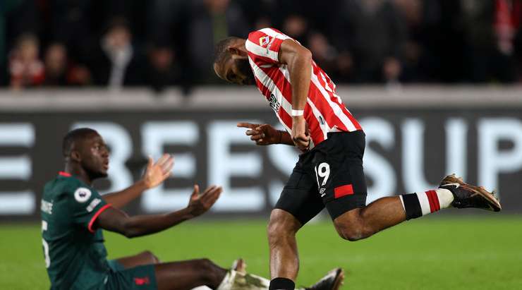 Bryan Mbeumo (Brentford) chuyển hóa quả tạt sắc bén của đồng đội bằng một cú sút chìm rất căng vào ngay giữa khung thành.