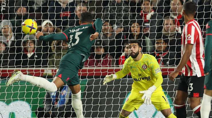 Vào – 2:1! Trent Alexander-Arnold tung một đường chuyền bổng chính xác vào trong vòng cấm, nơi Alex Oxlade-Chamberlain (Liverpool) bật lên cao hơn các hậu đối phương vệ để đón bóng gần chấm phạt đền và đánh đầu thẳng vào góc thấp bên trái khung thành.