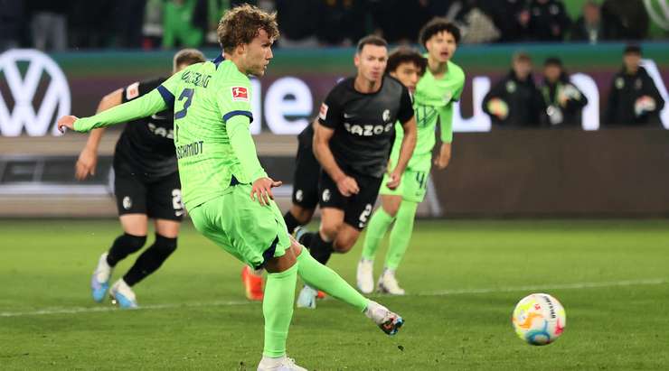 Vào! Luca Waldschmidt (Wolfsburg) sút bóng vào góc trái khung thành, vượt qua tầm với của Mark Flekken dù thủ môn đã đổ người hết cỡ.