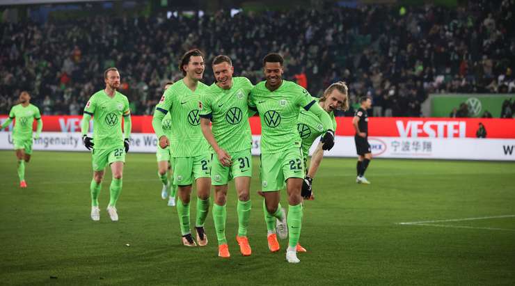 Vào! Một đường chuyền ngang đơn giản của Felix Nmecha đưa bóng đến chân Yannick Gerhardt (Wolfsburg) bên trong vòng cấm, anh chỉnh lại tư thế và quất chân đưa bóng đi chìm vào chính giữa khung thành. Tỉ số là 4:0.