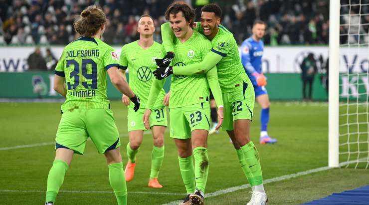 Vào - 2:0! Patrick Wimmer tung một đường chuyền vào trung tâm vòng cấm và Jonas Wind (Wolfsburg) cho thấy sự điềm tĩnh tuyệt vời của mình để đánh đầu đưa bóng vào lưới!
