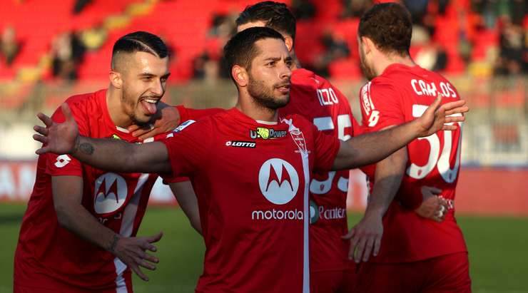 Vào! Gianluca Caprari (Monza) đã không do dự tung cú sút ngay ngoài vòng cấm. Đó là một cú sút căng tuyệt đẹp vào sát góc phải khung thành, đánh bại thủ môn đối phương.