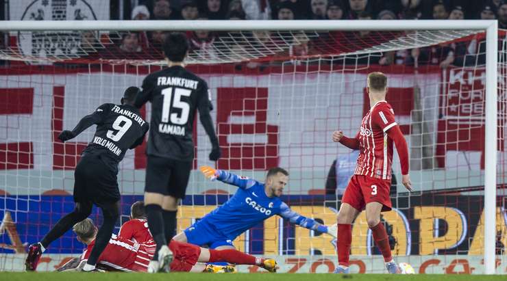 Một tuyệt phẩm ngay ngoài vòng cấm! Randal Kolo Muani (Eintracht Frankfurt) sút bóng với một tốc độ và lực sút kinh hoàng vào góc thấp bên phải khung thành.