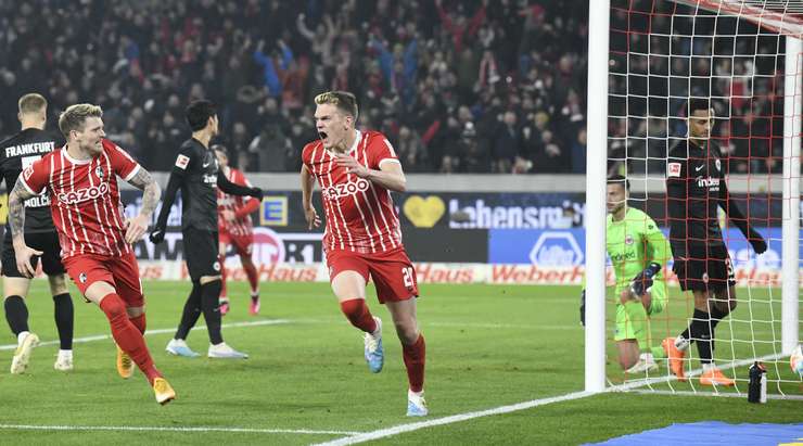 Vào! Christian Gunter kiến tạo bằng một đường căng ngang tuyệt đẹp vào vòng cấm, và Matthias Ginter (Freiburg) cũng hoàn thành tốt phần việc của mình bằng một cú đánh đầu từ cự ly gần vào góc thấp bên phải khung thành. Tỉ số là 1:1.