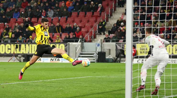 Vàoo! Giovanni Reyna (Dortmund) ghi bàn với một cú sút trong vòng cấm sau khi đón một đường chuyền bằng đầu từ Sebastien Haller. Anh ấy thay đổi tỉ số thành 1:2.
