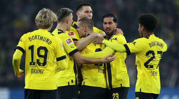 Julian Ryerson (Dortmund) đón bóng trống trải và từ rìa vòng cấm tung một cú sút bị làm chệch hướng và vượt qua Finn Dahmen không thể làm gì được. 1:1.