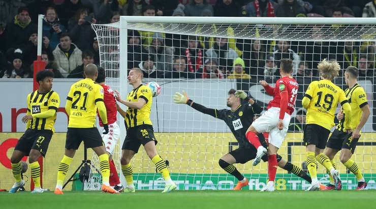 Jae-Sung Lee (Mainz) bật cao hơn các hậu vệ đối phương trong vòng 5m50 để đón quả phạt góc và ghi bàn với một cú đánh đầu rất tốt vào góc trái mành lưới. Thủ môn đã không kịp phản ứng trong tình huống vừa rồi. Tỉ số bây giờ là 1:0.
