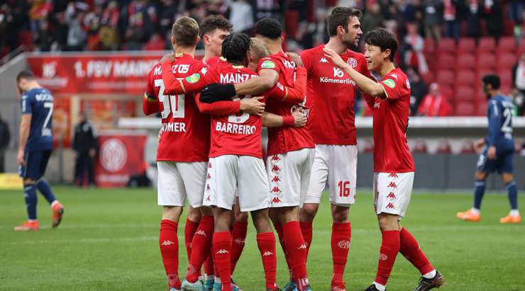 Vào! Karim Onisiwo (Mainz) vượt qua các pha truy cản và từ cự li gần xuất sắc bấm bóng qua Manuel Riemann. 3:0. Một nỗ lực cá nhân tuyệt vời.