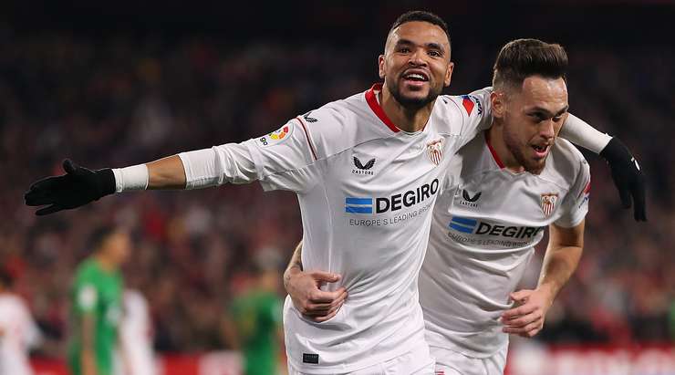 Youssef En Nesyri (Sevilla) tìm thấy khoảng trống bên trong vòng cấm để đón một quả tạt đẹp mắt và tung cú sút mạnh vào mép trong cột dọc bên phải. Một cú dứt điểm tuyệt vời.