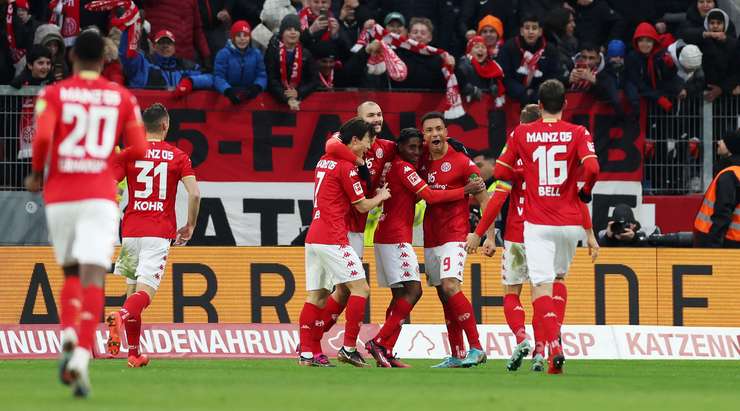 Karim Onisiwo (Mainz) nhận một đường chuyền của đồng đội vào trong vòng cấm và ghi bàn bằng một cú sút chìm hoàn hảo vào mép trong cột dọc bên trái.