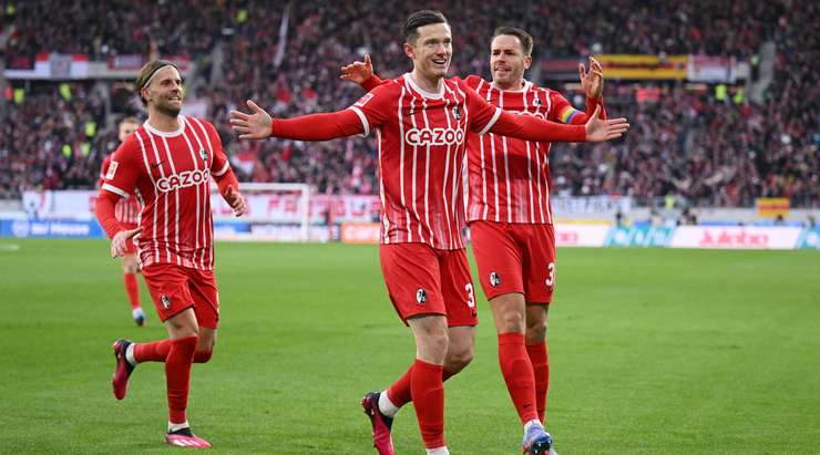 Michael Gregoritsch (Freiburg) có rất nhiều khoảng trống sau khi đón một đường chuyền chính xác trong vòng cấm. Anh không do dự tung một cú sút tuyệt vời, đưa bóng vào góc thấp bên phải cầu môn.