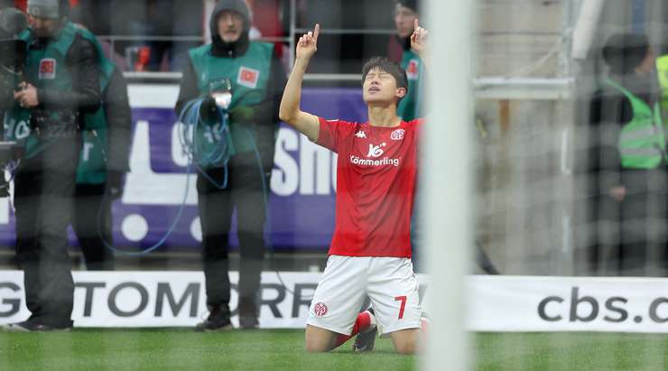 Bóng đã nằm trong lưới! Anthony Caci chuyền bóng như đặt cho Jae-Sung Lee (Mainz) để cầu thủ này thoát xuống một vị trí rất sâu trong vòng cấm và đánh bại thủ môn một cách gọn gàng. 1:0!