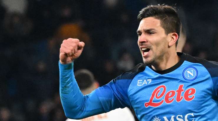 Một pha dứt điểm xuất sắc! Giovanni Simeone (Napoli) khống chế gọn gàng đường chuyền từ Piotr Zielinski tại rìa vòng cấm, sau đó, anh tung một cú sút căng vào góc cao bên phải khung thành. Tỉ số là 2:1.