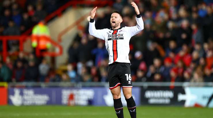 Oliver Norwood (Sheffield Utd) chớp cơ hội sau một đường bóng bật ra và dứt điểm chính xác, đưa bóng vào góc thấp bên phải khung thành.