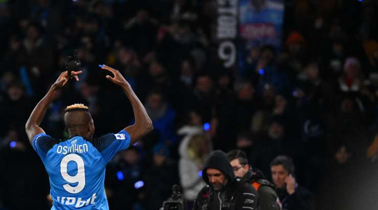 Vào! Victor Osimhen (Napoli) ghi bàn với một cú sút tuyệt vời vào nóc lưới sau khi được giải thoát trong vòng cấm bởi một đường chuyền bổng xuất sắc từ Khvicha Kvaratskhelia. Tỉ số bây giờ là 1:0.