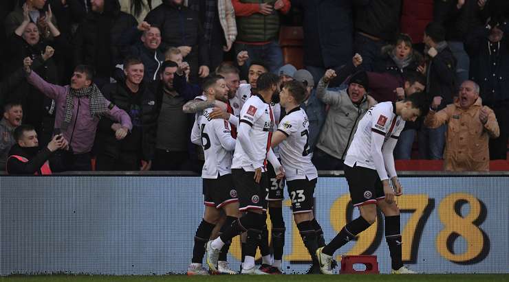 VÀO! Bóng được treo vào từ quả phạt góc và Oliver McBurnie (Sheffield Utd) chạy chỗ rất tốt để tung một cú đánh đầu hoàn hảo vào góc phải cầu môn. Tỉ số của trận đấu đã được nâng lên: 0:1.