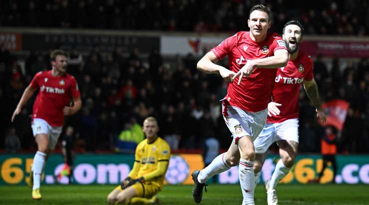 Paul Mullin (Wrexham) với một pha dứt điểm tuyệt vởi. Anh ấy tạo khoảng trống sau một đường chuyền được thực hiện tốt trong vòng cấm và sút bóng vào lưới, nhắm chìm vào chính giữa khung thành.