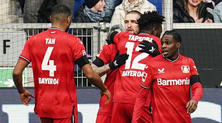 Vào! Florian Wirtz trả bóng về tuyến sau cho Robert Andrich (Bayer Leverkusen). Và từ một vị trí gần rìa vòng cấm, cầu thủ này đánh bại thủ môn bằng một cú sút hiểm hóc vào góc thấp bên phải khung thành. Tỉ số là 0:1.