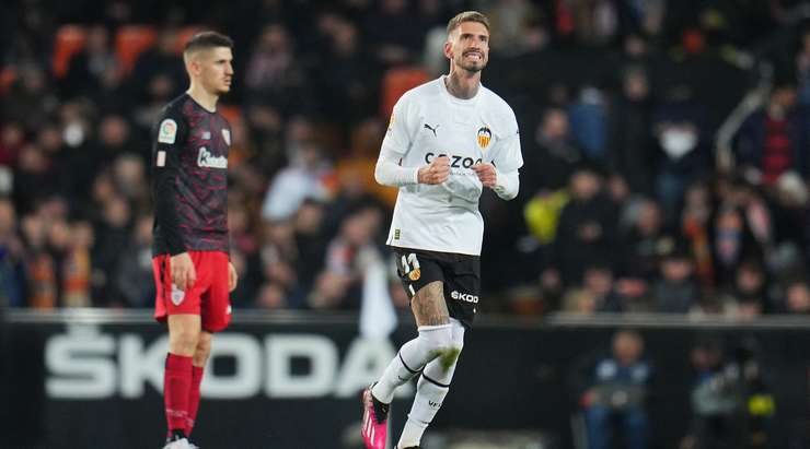 Samu Castillejo (Valencia) ghi bàn! Samu Castillejo (Valencia) được kiến tạo bởi Ilaix Moriba và anh ấy đã cho thấy sự bình tĩnh tuyệt vời trong vòng cấm để sút vào góc phải phía dưới. 1:0.